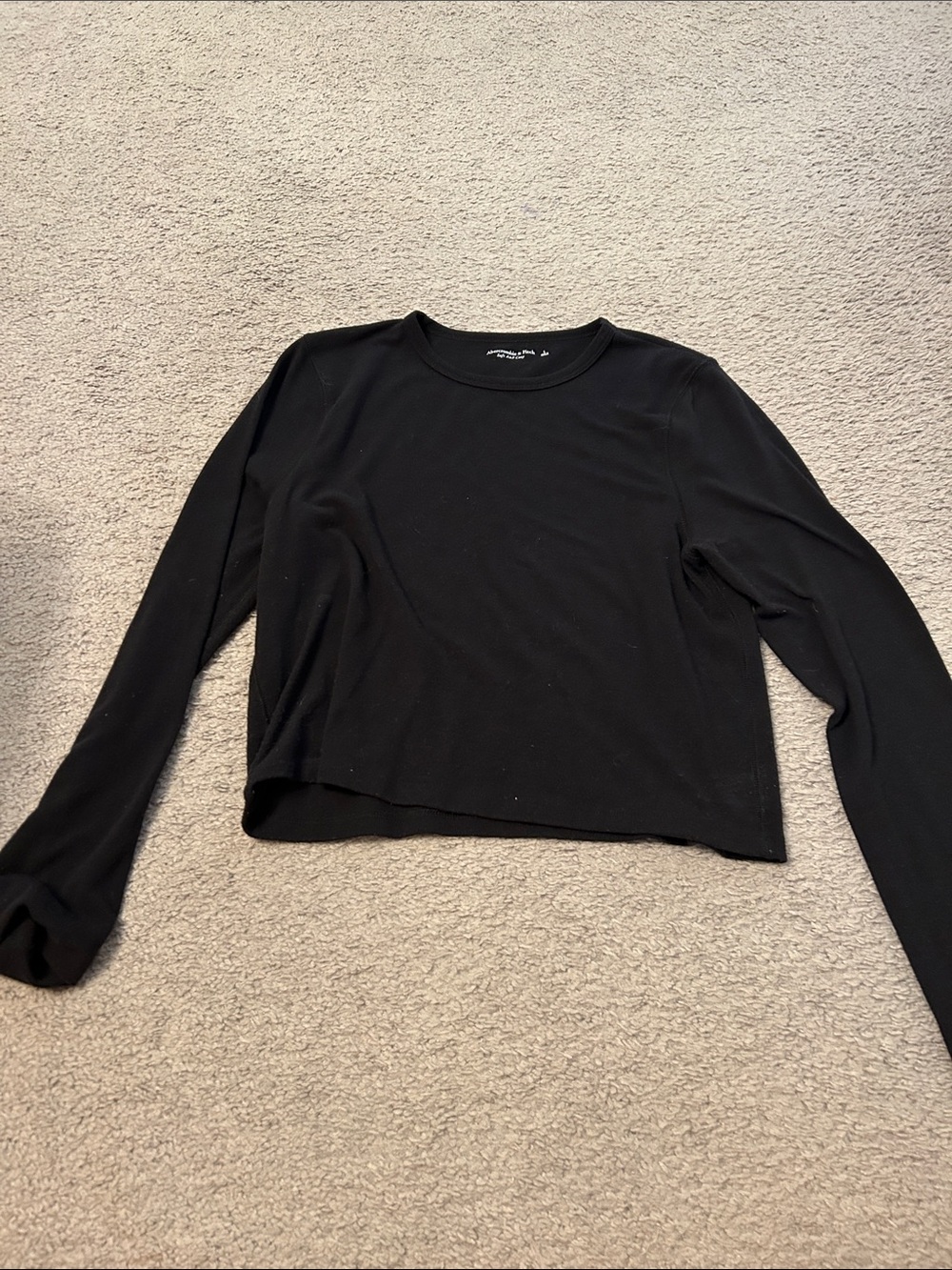 Abercrombie Black Long-Sleeve Crewneck Women's Top
Cropped. Size L